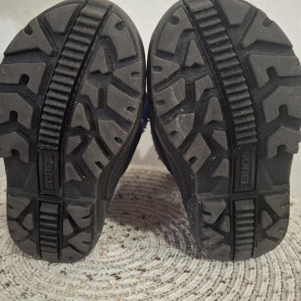 Sorel Kids Purple and Blue Snow Boot Size 7.